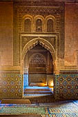 Marrakech - Medina meridionale, Tombe Saadiane, Qubba di Lalla Mas'uda. Veduta della Grande Camera. Al centro si trova l'arco che conduce al mausoleo di Muhammad al-Sheikh e Lalla Mas'uda. 